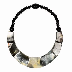 Collier de luxe en corne de buffle fait à la main, bijoux naturels et durables pour femmes, haute qualité - Product Image 1