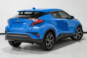 2019 pour Toyota C-H-R LE FWD soigneusement utilisé Turbo moteur lumière intérieur sièges en cuir direction gauche - Product Image 3