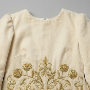 Robe de statue religieuse personnalisée en velours ivoire avec broderie florale dorée, vêtement liturgique catholique fait main pour la Chiesa Marieuse - Product Image 2
