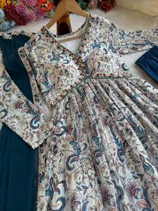 Belle broderie à col en V entièrement faite à la main tissu de soie Chinon doux magnifique Collection Kurti avec ensemble Dupatta à bas taux - Product Image 5