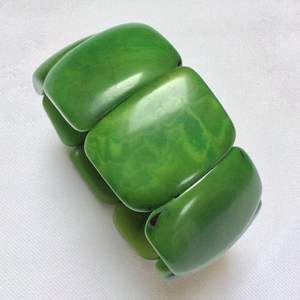 Pulsera de cuentas de resina elástica hecha a mano, estilo moderno, en tonos verde miel, para niñas y mujeres, joyería de moda para regalar. - Product Image 1