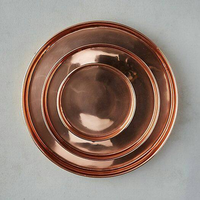 Grandes assiettes rondes classiques en cuivre poli, écologiques (6-10) pour la cuisine et les fêtes, avec motif personnalisé par Saniya Handicraft