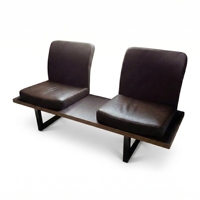 Canapé de bureau moderne deux places en cuir PU, structure en bois massif, pieds en bois, éponge haute densité, design minimaliste, durable, usage commercial