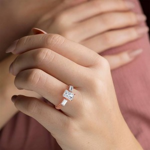 Bague trilogie élégante et éclatante à taille baguette, diamant de laboratoire de 0,50 ct en platine - Product Image 3