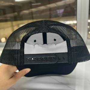 งานปัก 3 มิติ แบบกำหนดเอง หมวกแก๊ป 6 แผง สีดำ ตาข่ายสีดำ ทรงแข็ง ติดกระดุมแบบแถวเดียว สำหรับแบรนด์ของคุณ โรงงาน OEM - Product Image 5