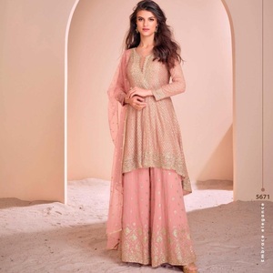 Belle collection pakistanaise Salwar Kameez avec de superbes embellissements et des tissus fins disponibles au meilleur prix - Product Image 1