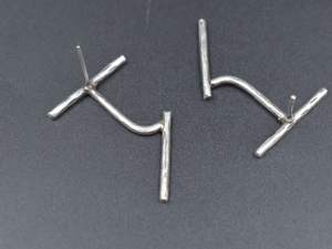 เครื่องประดับต่างหูกระดุมผู้หญิงเครื่องประดับตัวอักษรฮินดีชุบทองสำหรับผู้หญิงและเด็กผู้หญิง - Product Image 5