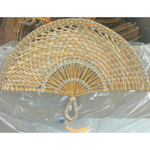 Ventilateur jonc de mer tissé à la main du Vietnam | Ventilateur à main de refroidissement écologique | Fournisseur de décoration de mariage de plage rustique - Product Image 1