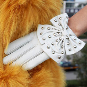 Gants en cuir de mouton mignons pour femmes avec nœud et rivets, cadeau de Noël idéal pour les occasions décontractées - Product Image 1