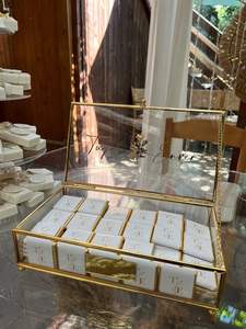 Boîte à bijoux carrée en verre de luxe avec finition dorée, design personnalisable et écologique pour le rangement professionnel des bijoux - Product Image 6