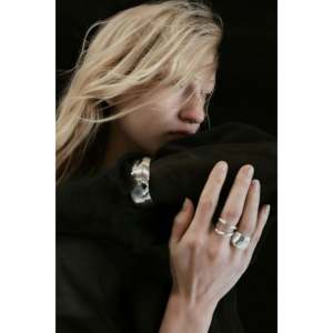 Anillo/Pendiente Escultural Lena Silver de Doble Pasaje para Uso Diario - Product Image 5