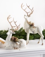Statues de renne blanches élégantes avec bois de cerf et décor de pin idéal pour le style de table ou d'étagère de Noël