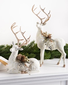 Elegantes estatuas de renos blancos con astas brillantes y decoración de pino Ideal para decorar mesas o estantes de Navidad - Product Image 3