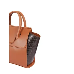 Sac bandoulière trapèze marron pour femme - Product Image 2
