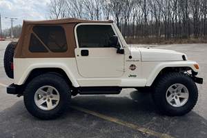 Jeep Wrangler SE 4x4 de 1997, Usado, Motor V8 de 4.8 Litros, Tracción en las Cuatro Ruedas, Mayormente de Propietarios del Sur - Product Image 2