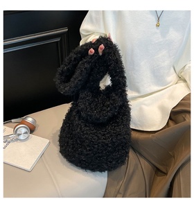 Bolso de Piel de Visón para Mujer, Largo, Esponjoso y Bonito, con Cierre de Cordón y Correa de Hombro con Cadena de Perlas - Product Image 1