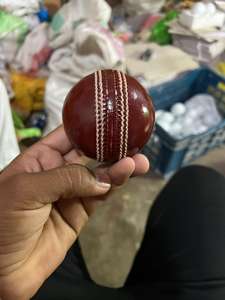 Pelota de Críquet Cosida a Mano de Cuero Rojo OEM, Pelota Dura de Alto Rebote - Product Image 6