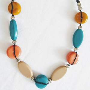 Collier en résine personnalisable, collier à pendentif unique à motif carré sur le thème de l'art, design artisanal exclusif - Product Image 2