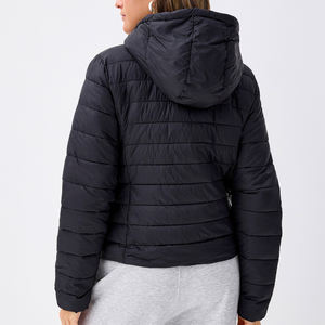Veste d'hiver pour femme à capuche en duvet avec poches utilitaires et logo sur la poitrine, veste matelassée tendance pour femme, veste à bulles - Product Image 2