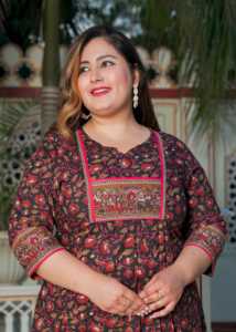 Kurti corto de algodón con estampado floral negro de talla grande para mujer, con cuello en V y mangas 3/4, elaborado en tela suave y transpirable. - Product Image 6