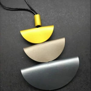 Collier en aluminium demi-cercle meilleure qualité et collier pendentif en métal fait main coloré pour cadeau de mariage rond fait à la main - Product Image 1