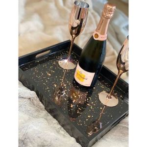 Plateau de service en résine fabriqué à la main de qualité supérieure, pièce unique pour servir des bouteilles de vin et des aliments plats - Product Image 1