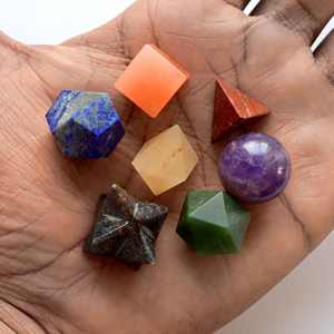 Ensemble de 7 pierres précieuses en lapis-lazuli naturel, sept chakras, avec des coupes en étoile, en triangle et ovales, taille 25 mm, pour la fabrication de bijoux - Product Image 1