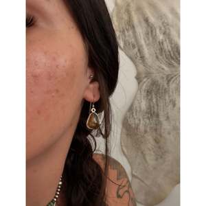 Boucles d'oreilles pendantes en turquoise noire et argent sterling, forme goutte d'eau, faites à la main par des artisans Navajo - Product Image 2