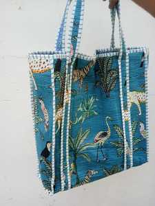 กระเป๋าช็อปปิ้งทำจากผ้าฝ้ายบุนวมพิมพ์ลายดอกไม้หลากสีสไตล์แฟชั่นสไตล์อินเดีย - Product Image 3