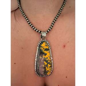 Pendentif artisanal Navajo Alex Begay en agate BB et argent sterling avec technologie d'incrustation à sertissage clos - Product Image 2