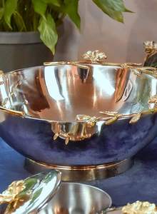 Bol décoratif moderne et élégant en métal avec feuilles de fleurs Pièce maîtresse de luxe polie pour accents de table à manger Décoration intérieure élégante - Product Image 2