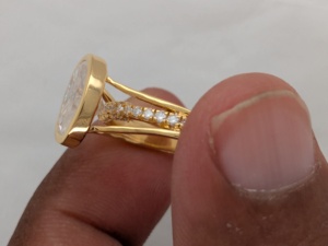แหวนหมั้นมอสซาไนต์ทรงรี 2.50 กะรัต ยี่ห้อ Lurba Jewels พร้อมใบรับรอง ตัวเรือนทองคำขาว 14K สไตล์วินเทจ ประดับเพชรรอบวง สำหรับงานแต่งงาน งานฉลองครบรอบ - Product Image 3