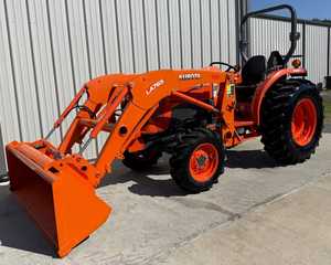 Tracteur utilitaire compact Kubota LA4701, 47 CV, 4 roues motrices, diesel, avec chargeur frontal pour travaux agricoles - Product Image 3