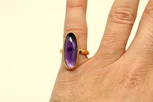 แหวนทองสไตล์วินเทจสไตล์วินเทจพร้อมพลอยสีม่วงอเมทิสต์ธรรมชาติทรงไข่ตัดเป็นพลอยสำหรับงานแต่งงานคอลเลกชันอัญมณี Adina ของเธอ - Product Image 3