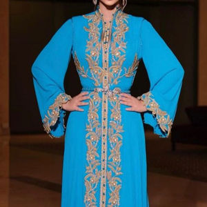 Vestido de caftán de estilo de Oriente Medio para ropa de fiesta Diseño decente aturdido Adornado Cristal Beadssstone Dabka Trabajo Hecho Seda - Product Image 1