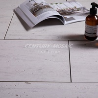 Carreaux de sol en pierre naturelle travertin ivoire clair Centurymosaic finition brossée pour villa appartement direct thaïlande