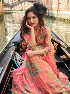 Robe Anarkali de haute qualité Sayuri Designer avec de la soie chinon lourde et des broderies numériques à sequins pour femmes - Product Image 3