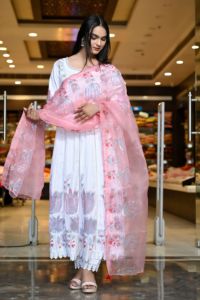 ชุดคุर्ติปักลายสีขาวล้วนสไตล์ชาติพันธุ์ พร้อมผ้าคลุมไหล่ ชุดเดรสฤดูร้อนสำหรับผู้หญิง ผ้าฝ้ายแท้ แขนยาว ความยาวระดับเข่า - Product Image 6