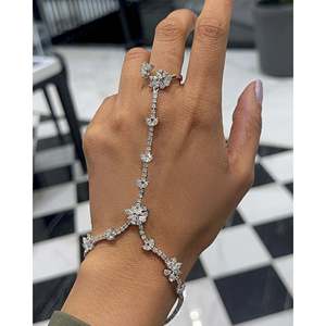 Chaîne de corps plaquée or 18 carats avec perles et pampilles romantiques pour femme – Accessoire de fête et de mariage - Product Image 1