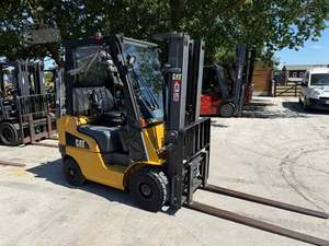 Chariot élévateur à fourche à gaz CATERPILLAR DP18NT 10 tonnes à triple mât avec composants POCLAIN et Kawasaki - Product Image 4