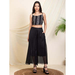 Conjunto coordinado Deebaco para mujer en georgette negro con lurex, elegante kurti con cuello cuadrado y cuentas, y pantalones sharara hasta el tobillo. - Product Image 3