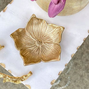 Cuenco de chocolate de metal hecho a mano con diseño curvo para servir dulces tradicionales o para uso en rituales - Product Image 1