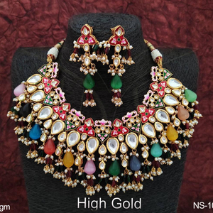 Ensemble de colliers ras du cou Kundan en plaqué or pour les fêtes - Product Image 1