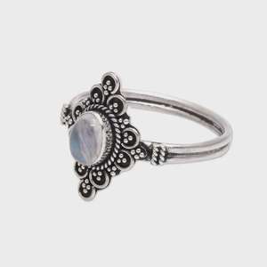 Anillo de plata de ley con piedra lunar arcoíris, joyería bohemia hecha a mano, regalo elegante para mujeres, diseño único - Product Image 4