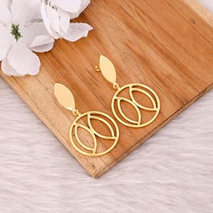 Boucles d'oreilles pendantes minimalistes en laiton faites à la main pour femmes, bijoux légers, vente en gros de bijoux, boucles d'oreilles à clous, boucles d'oreilles de mode pour mariage - Product Image 3