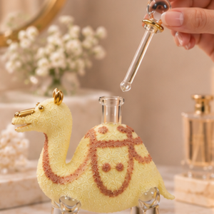Bouteilles de parfum en verre égyptien artisanales avec des motifs d'animaux texturés comme du sable - Product Image 2
