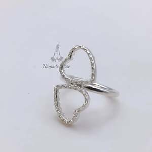 Bague double cœur en argent sterling 925, élégante et minimaliste, incrustation artisanale, bijou de promesse avec bande de cœur connectée - Product Image 5