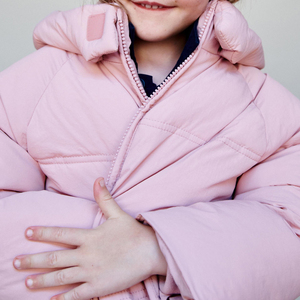 Dernières vestes matelassées en nylon à fermeture éclair abordables pour filles avec impression de logo personnalisée et capuche réglable Vestes tendance - Product Image 6