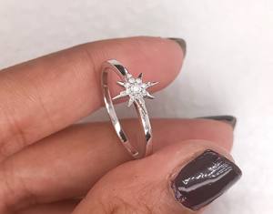 Anillo de Compromiso y Matrimonio con Diamante Cultivado en Laboratorio de Corte Redondo de 0.10 Ct, Anillo de Oro Blanco Sólido de 14K con Forma de Estrella, Regalo para Mujer - Product Image 1