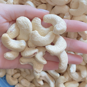 Fabrication de noix de cajou brutes Sw320 Prix des noix de cajou Noix de cajou exportées en gros vers l'Asie, l'UE, le Moyen-Orient - Product Image 1